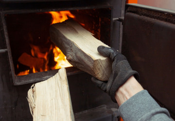 Topení dřevem není tak ekologické, jak se zdá. Topení dřevem není tak ekologické, jak se zdá.