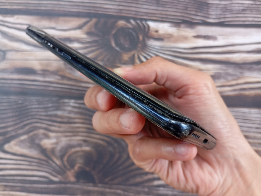 Nafouklou baterii lze často poznat i podle toho, že se telefon začne kývat, když ho položíte na rovnou plochu.