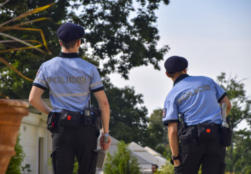 Policisté si občas vyslechnou zvláštní důvody k rychlé jízdě. Policisté si občas vyslechnou zvláštní důvody k rychlé jízdě.