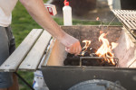 Chemické podpalovače grilu střídají přírodní alternativy
