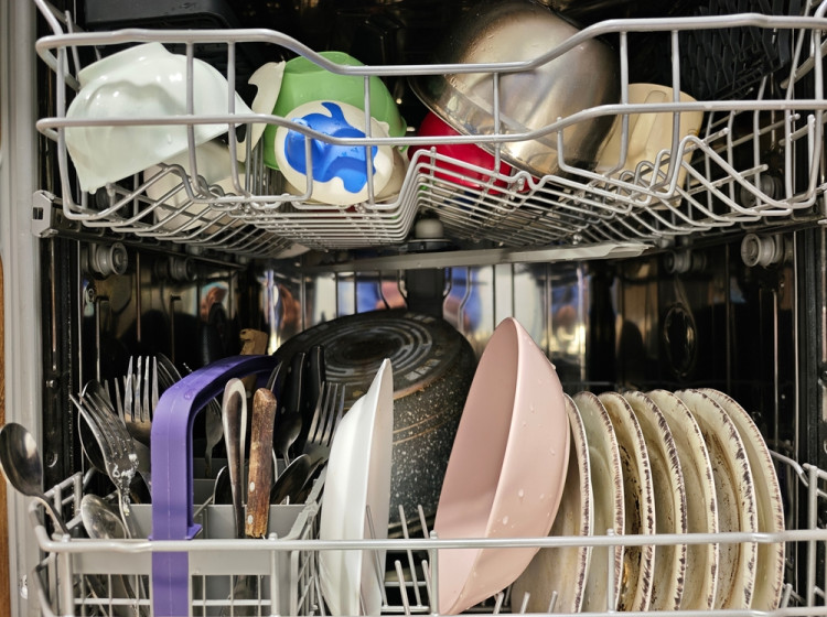 Jaké hrozí riziko, pokud myčku otevřete během provozu?