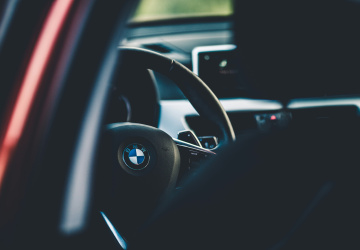 Vsadit budoucnost automobilového průmyslu jen na elektromobily je slepá cesta, tvrdí šéf BMW