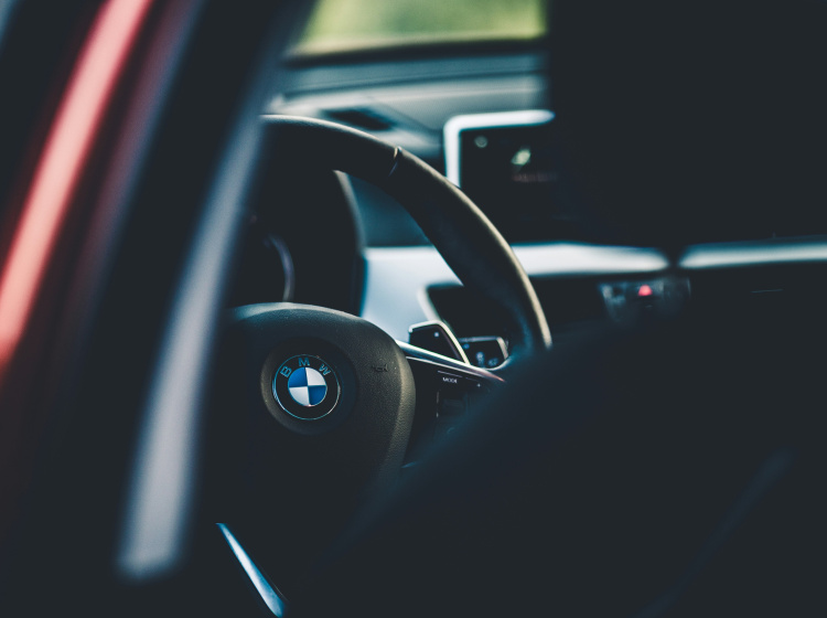 Vsadit budoucnost automobilového průmyslu jen na elektromobily je slepá cesta, tvrdí šéf BMW