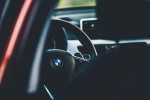 Vsadit budoucnost automobilového průmyslu jen na elektromobily je slepá cesta, tvrdí šéf BMW