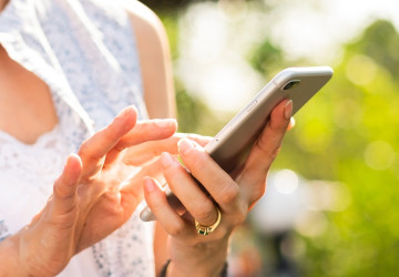 Nakupovat mobilní telefon z druhé ruky může být rizikové.