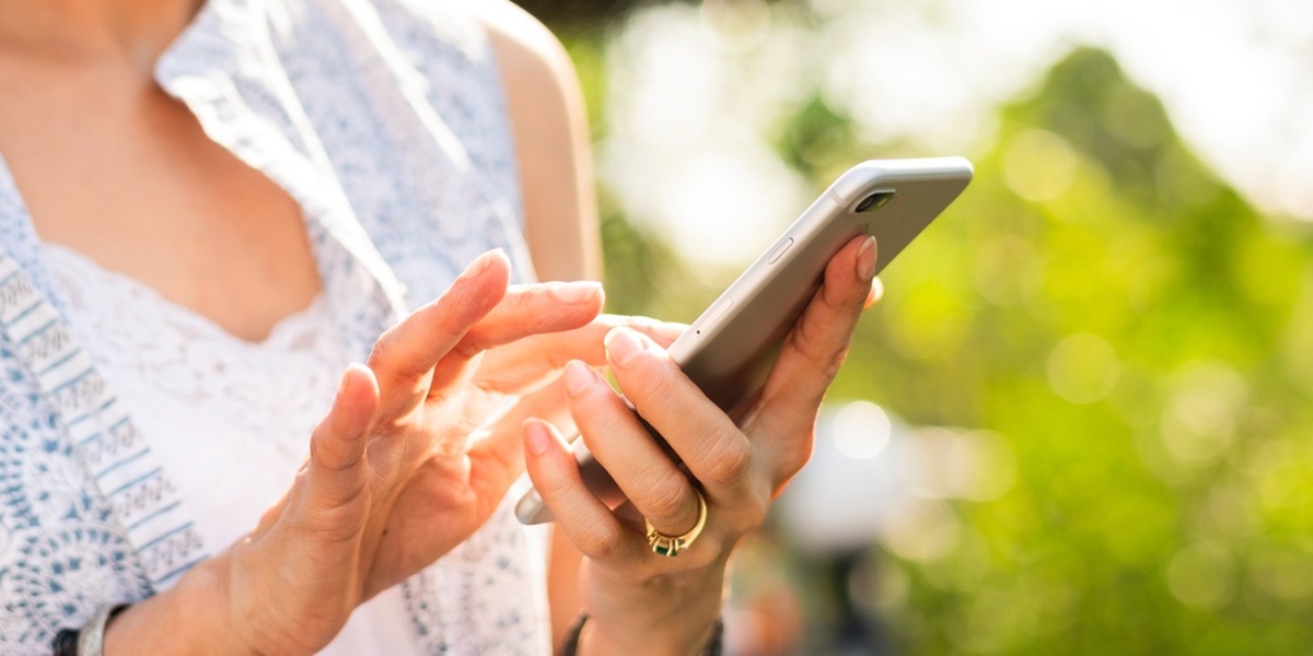 Nakupovat mobilní telefon z druhé ruky může být rizikové.