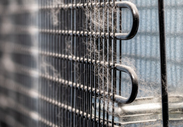 Na zadní straně lednice se může usazovat prach