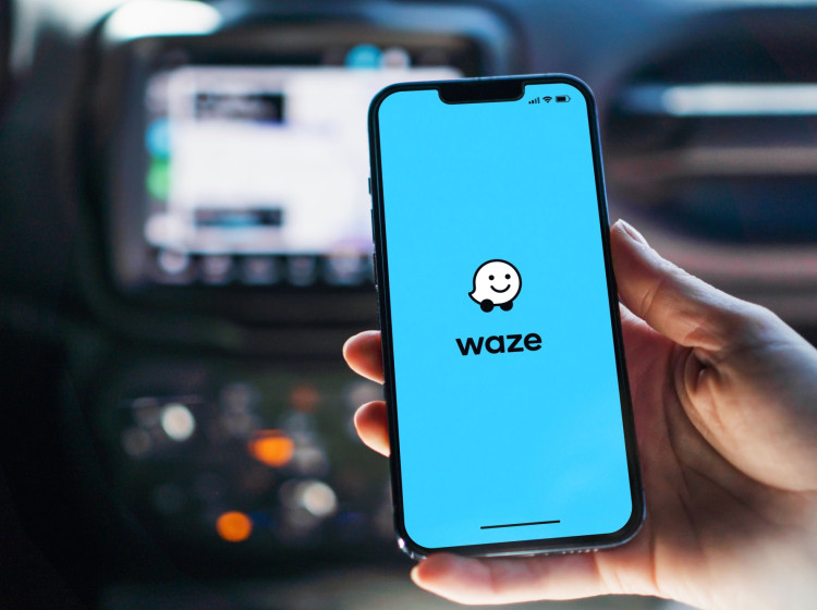 Zvažte používání asistentů s ženským hlasem