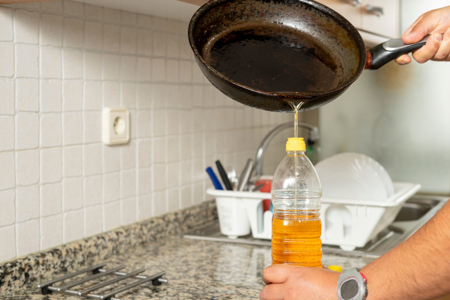 Také oleje je třeba vytřídit. Ideální uplatnění pro mastné lahve je, že je využijete pro sběr použitého oleje. Následně je i s obsahem uložíte do kontejneru na oleje.
