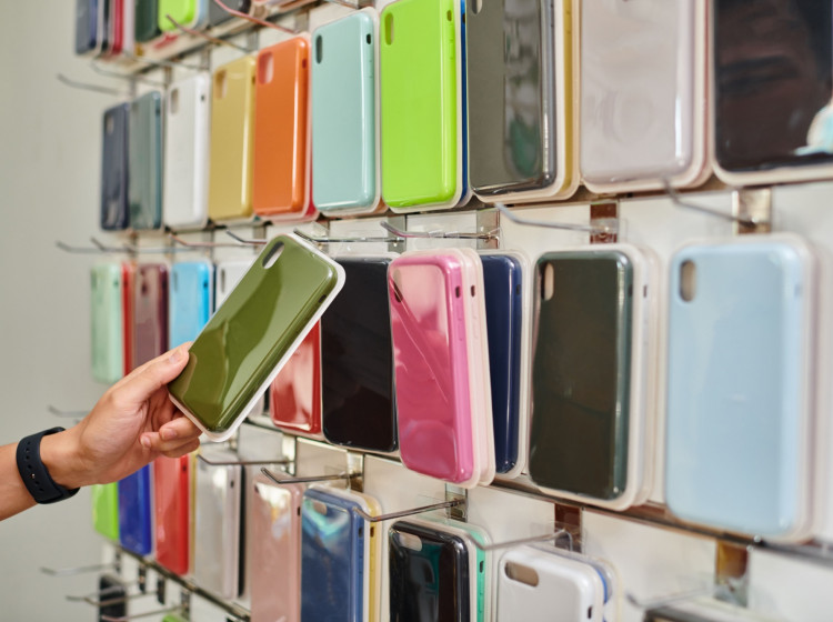 Levné plastové kryty nechrání mobily proti přehřátí. 