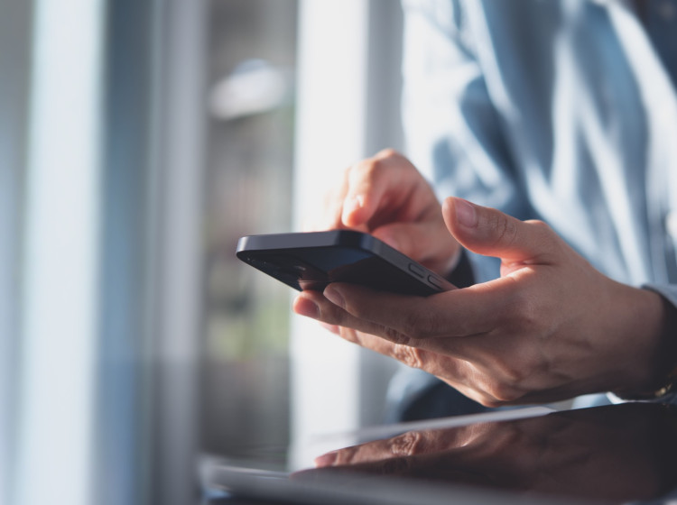 Než přijmete služební telefon, počkejte