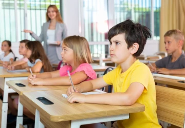 Některé chytré děti musí čekat na pomalejší spolužáky a ztrácejí motivaci