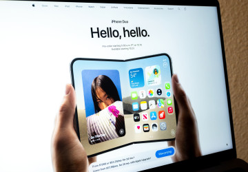 První skládací iPhone Duo kombinuje konstrukci z leštěného titanu s dvojicí displejů a certifikací IP68.