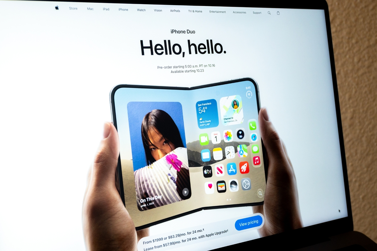 První skládací iPhone Duo kombinuje konstrukci z leštěného titanu s dvojicí displejů a certifikací IP68.