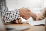 Muž dál pracuje, bere mzdu i celou penzi a využívá další výhodu systému