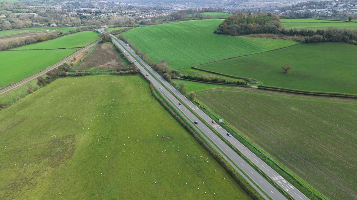 Seniorní podnikatel se rozhodl vybudovat vlastní silnici. Seniorní podnikatel se rozhodl vybudovat vlastní silnici.
