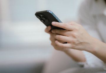 Důkladně si prověřte, jaké aplikace do telefonu instalujete. I zdánlivě užitečná aplikace může škodit.