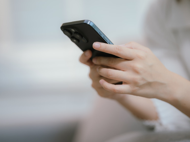 Důkladně si prověřte, jaké aplikace do telefonu instalujete. I zdánlivě užitečná aplikace může škodit.