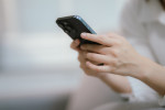 Důkladně si prověřte, jaké aplikace do telefonu instalujete. I zdánlivě užitečná aplikace může škodit.