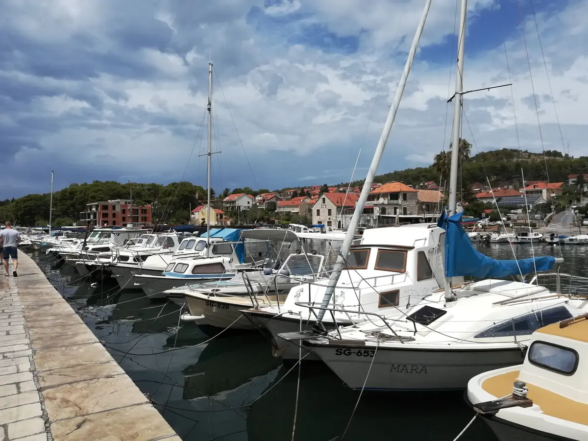Zasaženo bylo mimo jiné město Stari Grad na ostrově Hvar Zasaženo bylo mimo jiné město Stari Grad na ostrově Hvar