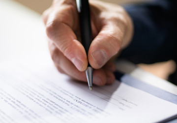 Jedna smluvní formulace opravňuje zaměstnavatele k okamžitému vyhazovu pracovníka.