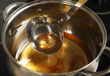 Mnoho domácností netuší, jak správně naložit s použitým olejem. 