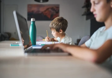 Zakazovat dětem AI při domácích úkolech nedává podle mnohých rodičů smysl