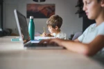Zakazovat dětem AI při domácích úkolech nedává podle mnohých rodičů smysl
