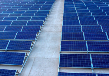 Velké instalace fotovoltaik pomáhají firmám snižovat náklady