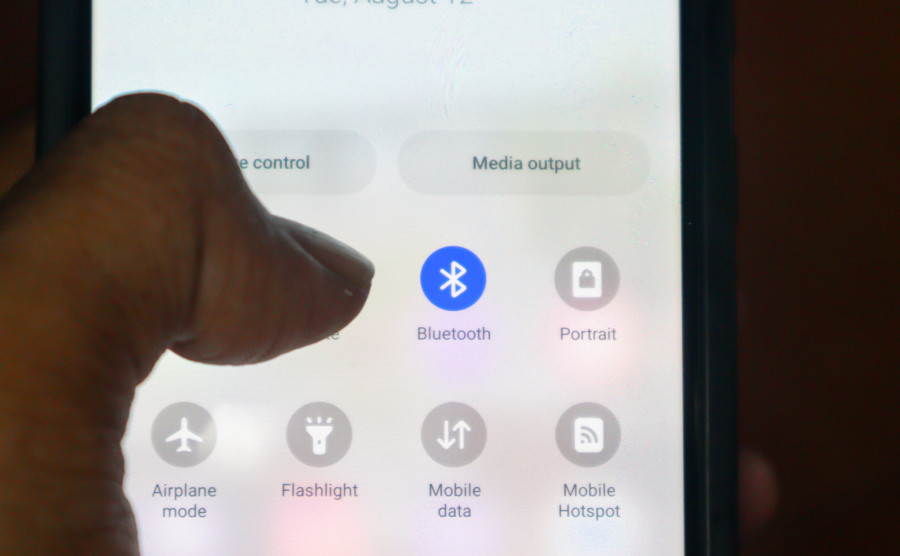 Bluetooth spotřebovává nejméně energie při spojení s jedním stabilním zařízením - ne při neustálém vyhledávání okolí.