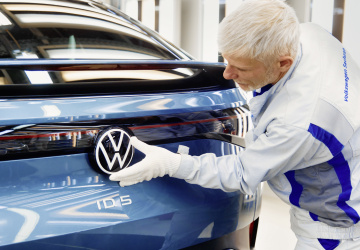 Továrna Volkswagenu na elektromobily trhá rekordy