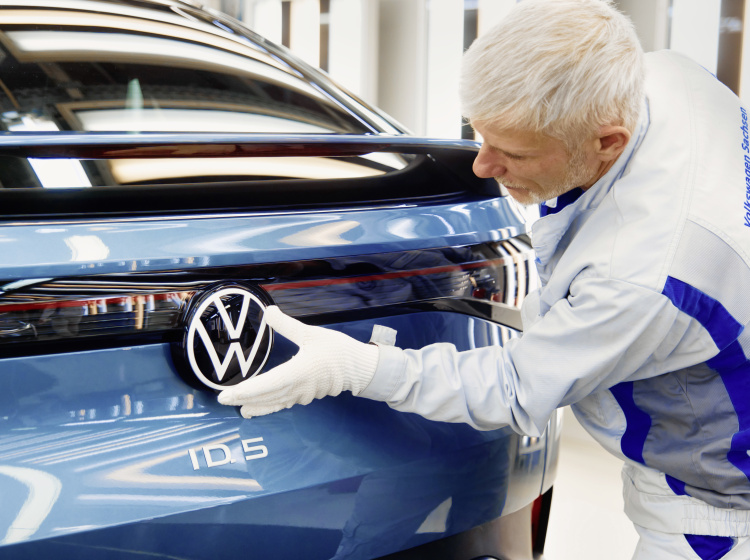 Továrna Volkswagenu na elektromobily trhá rekordy