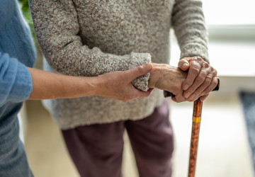 Děti mají povinnost postarat se o rodiče v nouzi. 