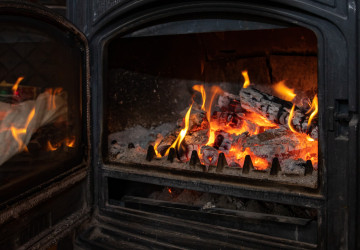 Teplo z kamen může zaplnit celý pokoj, ne jen prostor u stropu