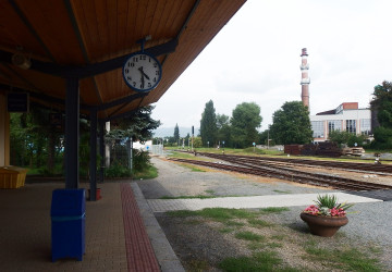 Každoroční změna času ovlivňuje spánek, jízdní řády, lety i pracovní kalendáře napříč kontinenty.
