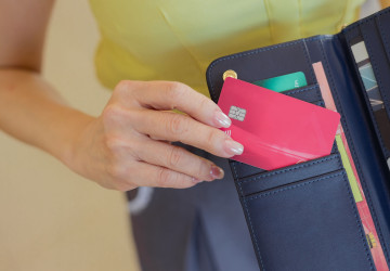 Mít dvě platební karty je výhodnější než jednu