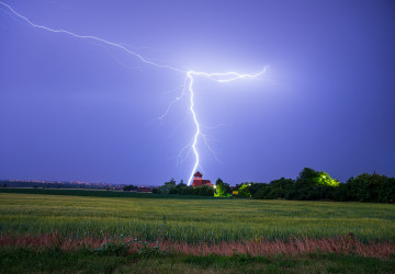 Při zásahu bleskem jednejte okamžitě.