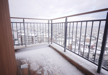 Češi v těchto dnech nacházejí na balkonech podezřelé díry