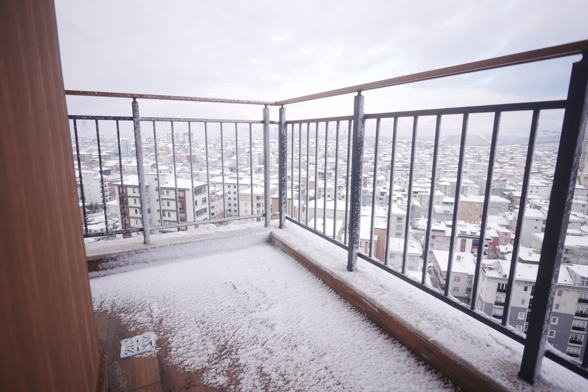 Češi v těchto dnech nacházejí na balkonech podezřelé díry
