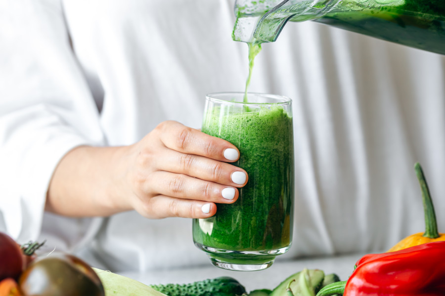 Rychlé mixování zeleniny a ovoce do smoothie pomáhá tělu vstřebat více vitamínů v kratším čase.