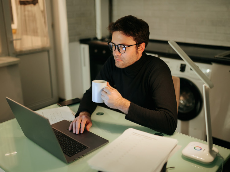 Zaměstnanci slaví: Máte nárok na platby za home office Zaměstnanci slaví: Máte nárok na platby za home office