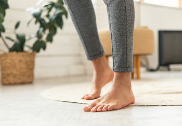 Podlahové topení ohřívá podlahu v koupelně na příjemnou teplotu.