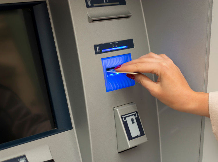 Podle statistik se většina bankovních podvodů odehrává u bankomatů mimo přímý dohled poboček. Podle statistik se většina bankovních podvodů odehrává u bankomatů mimo přímý dohled poboček.
