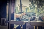 Český řidič autobusu si nelámal hlavu a projel skrz rozdělanou silnici