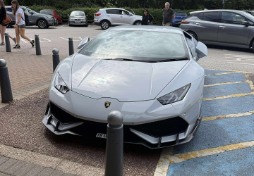 Řidič Lamborghini zaparkoval na místě pro invalidy