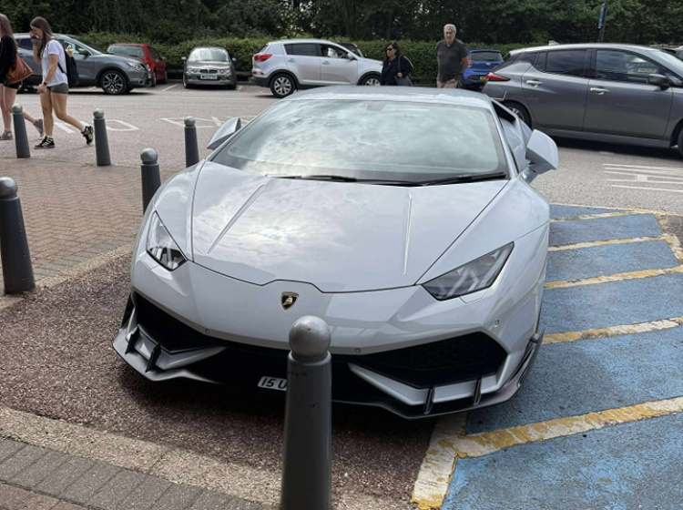 Řidič Lamborghini zaparkoval na místě pro invalidy