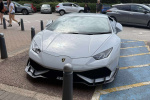 Řidič Lamborghini zaparkoval na místě pro invalidy