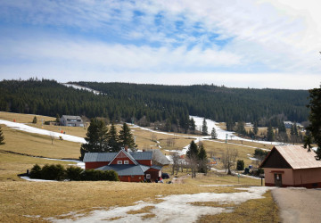 Krajina se ve středu zalije sluncem. Krajina se ve středu zalije sluncem.