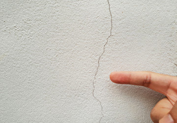 Takto opravíte prasklou omítku tak, aby se trhlina už nikdy nevrátila