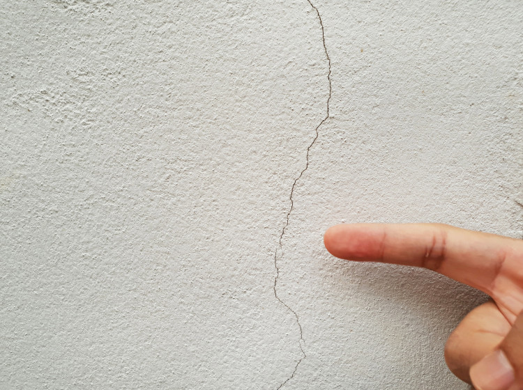 Takto opravíte prasklou omítku tak, aby se trhlina už nikdy nevrátila